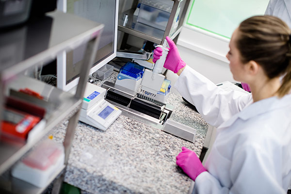 Karriere im Labor bei der Waldeck GmbH & Co. KG – Labormitarbeiterin beim Pippetieren im Arbeitsalltag.