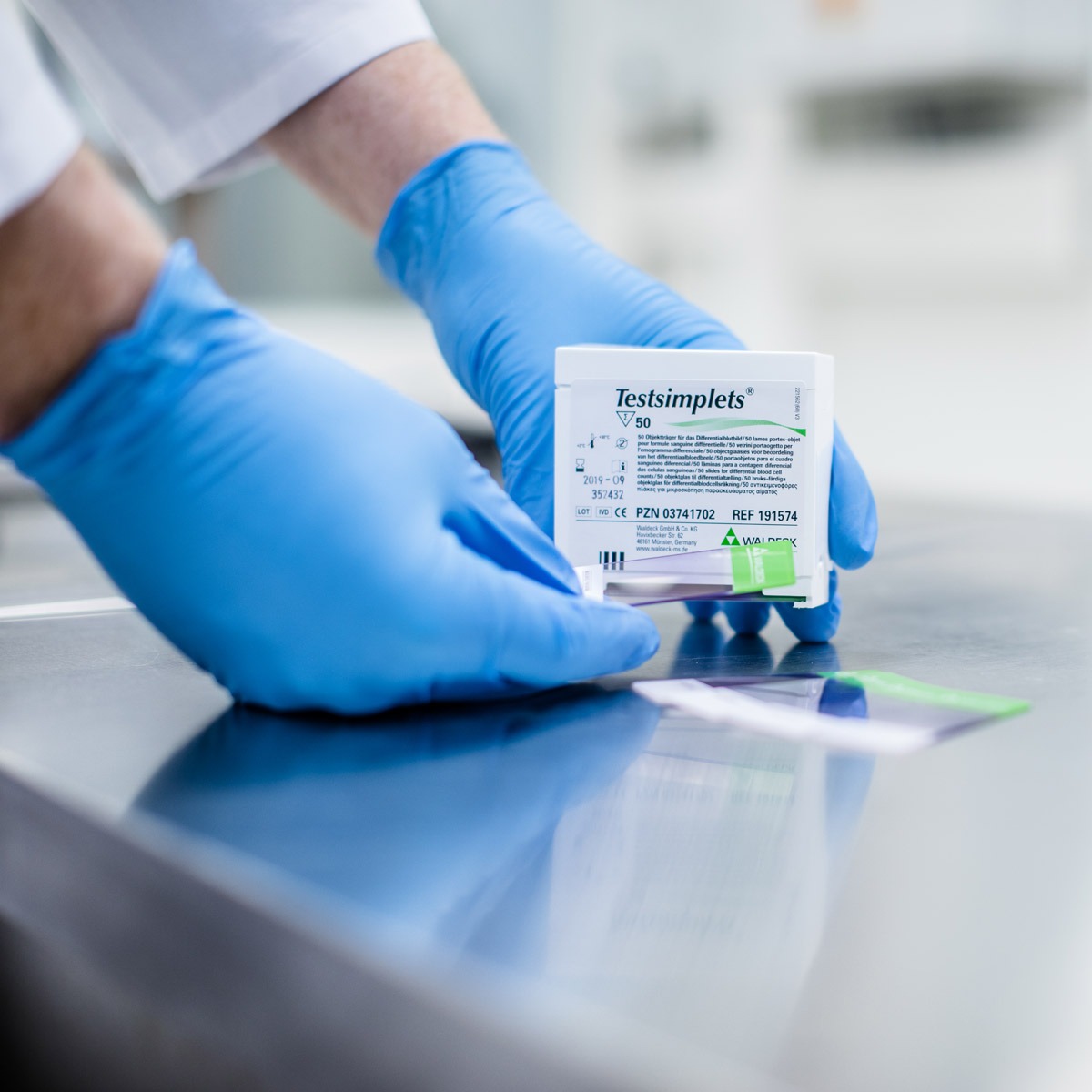 Testsimplets®-Verpackung und Objektträger bei der Anwendung im Labor