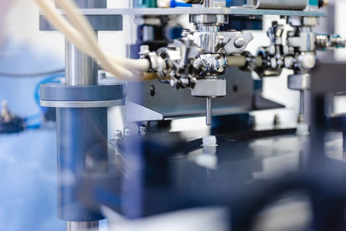 Lohnabfüllung oder eigene Produktion? Wann sich Outsourcing wirklich lohnt